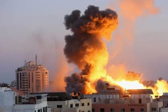 Rauchschwaden steigen nach einem israelischen Luftangriff auf Gaza-Stadt in den Himmel.