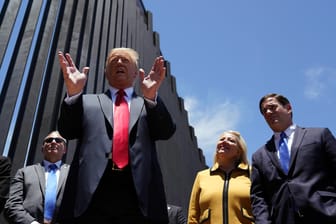 Donald Trump: Der ehemalige Präsident der USA sprach 2020 bei einem Rundgang an einem Abschnitt der Grenzmauer zwischen Mexiko und den USA.
