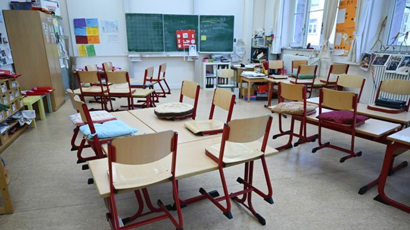 Stühle sind in einem leeren Klassenzimmer in einer Schule in Frankfrut auf den Tischen abgestellt.