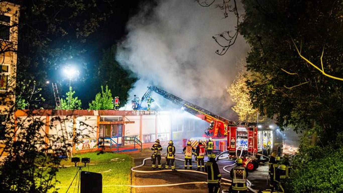 Rettungskräfte löschen einen Kindergarten: Der Kindergarten in Dortmund brannte aus.