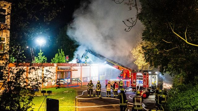 Rettungskräfte löschen einen Kindergarten: Der Kindergarten in Dortmund brannte aus.