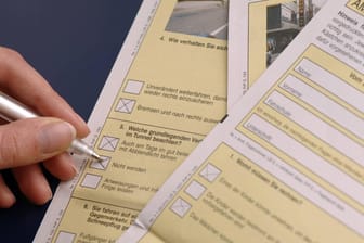 Jemand füllt einen Prüfungsbogen für die theoretische Führerscheinprüfung aus (Symbolbild): In Stuttgart haben sich mehrere Anwärter ihren Führerschein erschlichen.