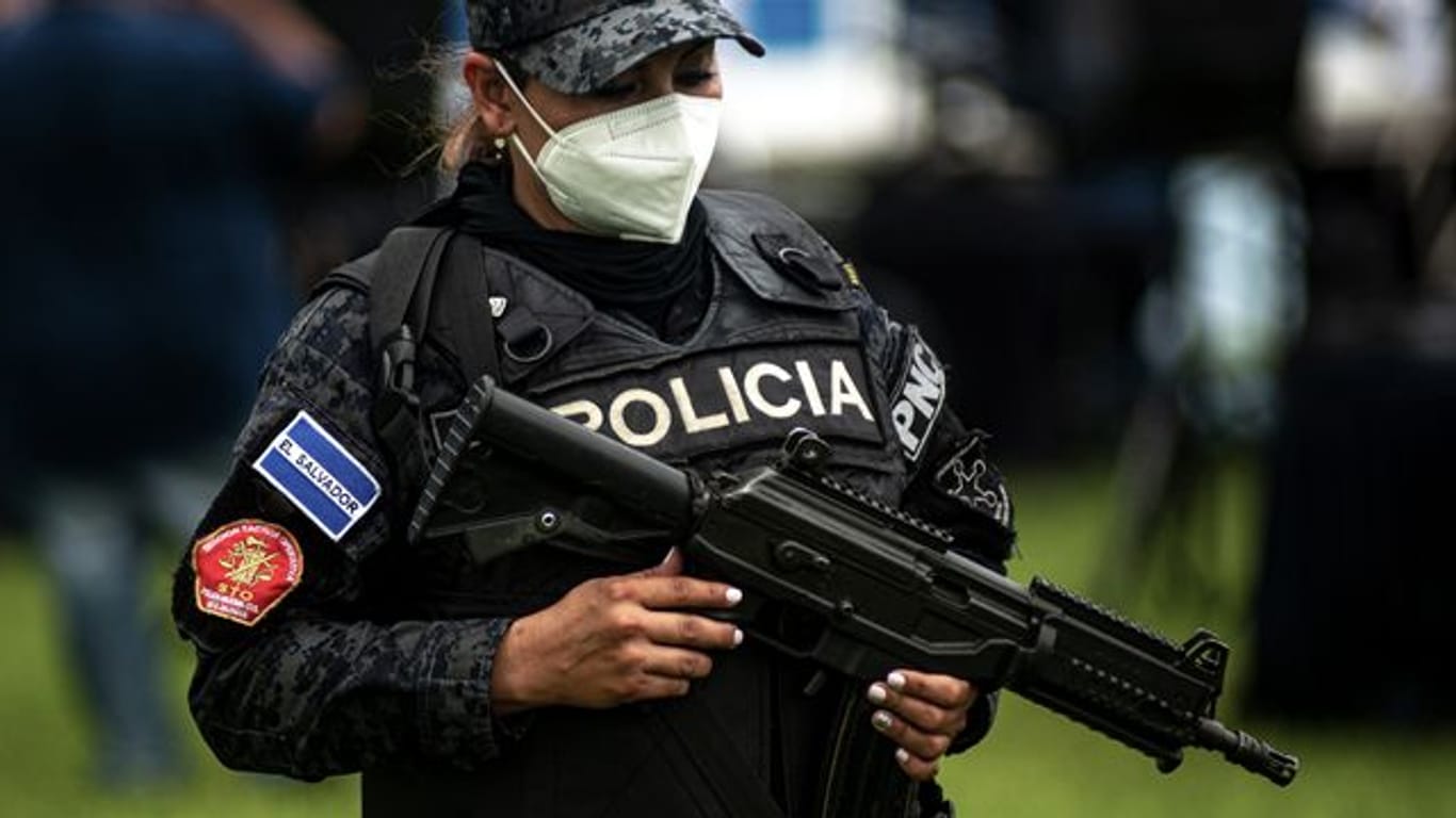 Eine Polizistin in El Salvador mit schwerem Geschütz.
