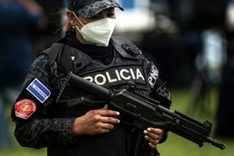 Eine Polizistin in El Salvador mit schwerem Geschütz.