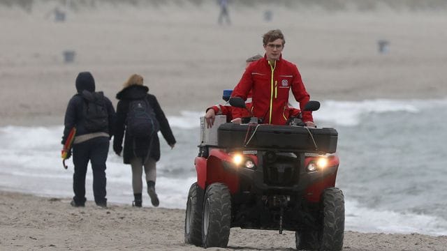 Die Rettungsschwimmer der DRK Wasserwacht Rostock starten haben den Wachdienst der diesjährigen Badesaison wieder aufgenommen.