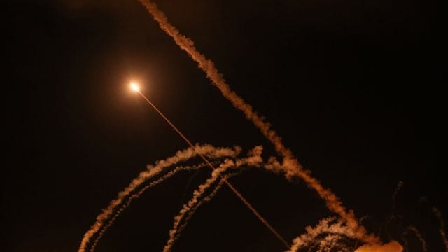 Raketen werden von Gaza-Stadt in Richtung Israel abgefeuert.