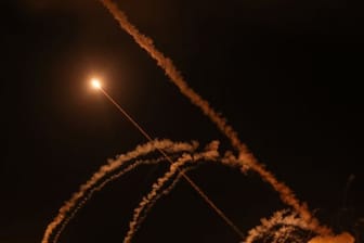 Raketen werden von Gaza-Stadt in Richtung Israel abgefeuert.