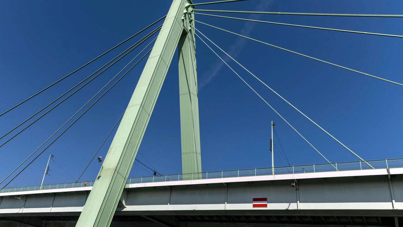 Severinsbrücke in Köln (Archivbild): Ein Falschfahrer hat hier einen Sachschaden verursacht.