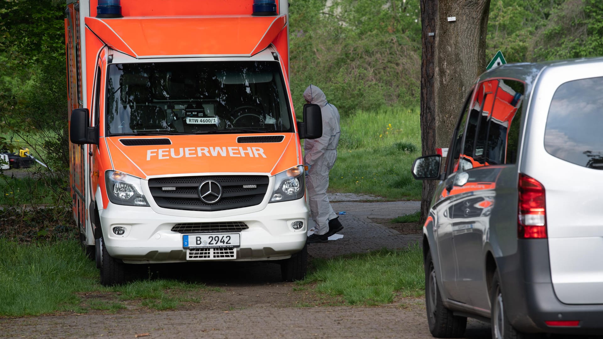 Ein Kriminaltechniker der Polizei steht an einem Rettungswagen: Die Spurensicherung ist vor Ort.