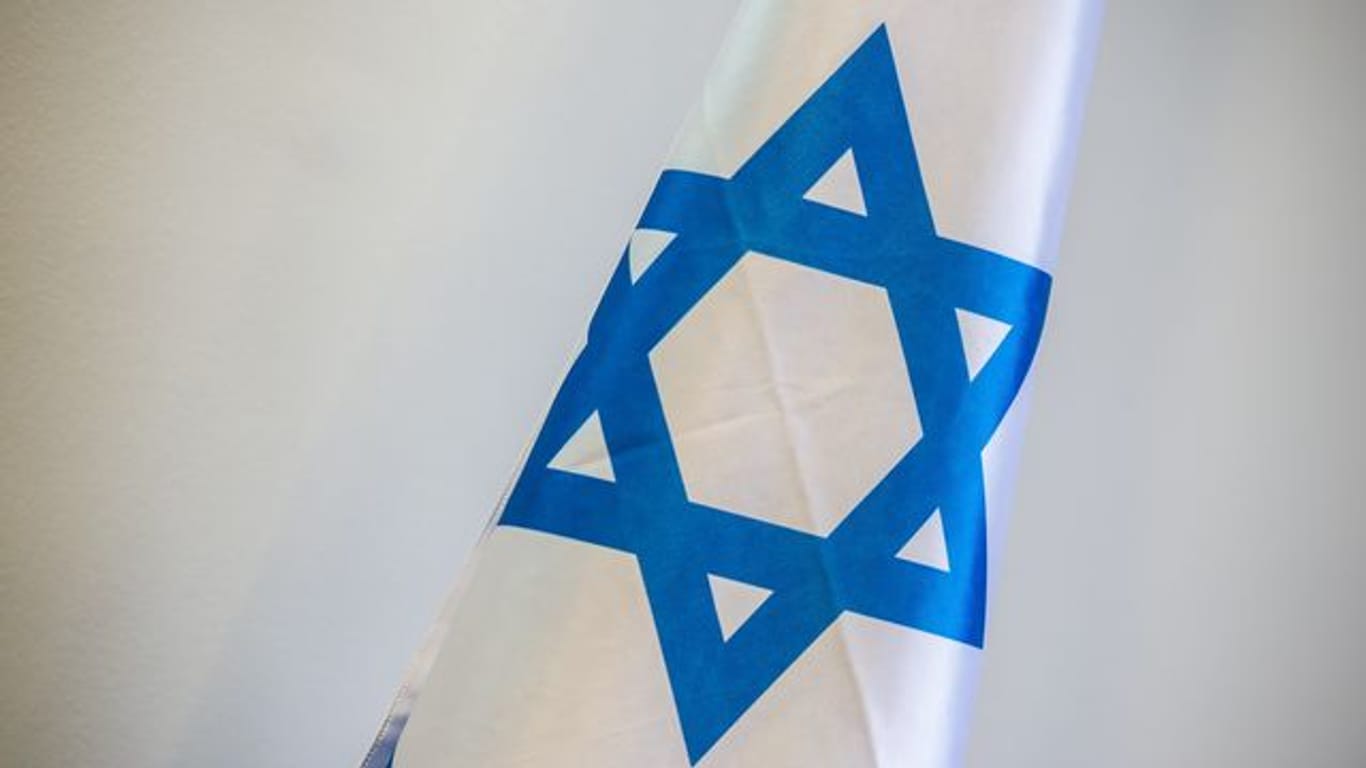 Eine Flagge Israels ist zu sehen (Symbolbild): Die Stadt Hagen hat eine Israel-Flagge abgehängt. Zu den Hintergründen soll der Innenausschuss tagen.