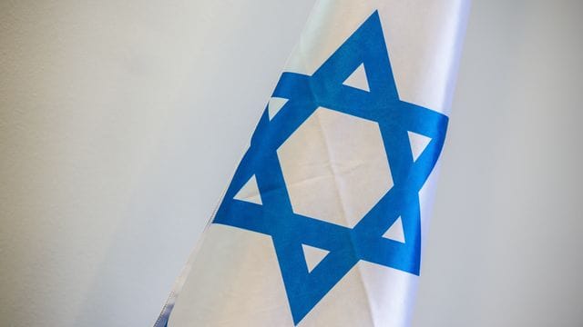 Eine Flagge Israels ist zu sehen (Symbolbild): Die Stadt Hagen hat eine Israel-Flagge abgehängt. Zu den Hintergründen soll der Innenausschuss tagen.