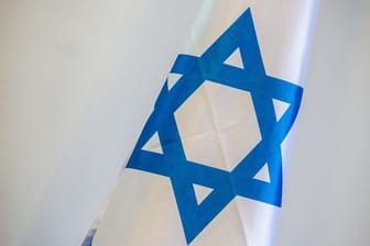 Eine Flagge Israels ist zu sehen (Symbolbild): Die Stadt Hagen hat eine Israel-Flagge abgehängt. Zu den Hintergründen soll der Innenausschuss tagen.