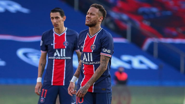 PSG-Superstar Neymar blickt nach dem Heimspiel gegen Lille frustriert drein.
