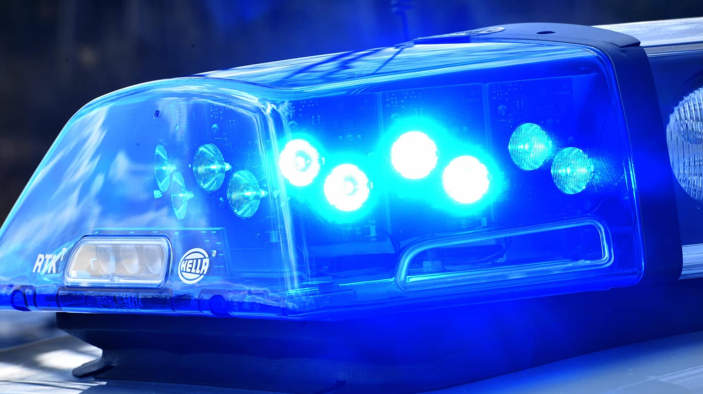 Blaulicht der Polizei (Symbolbild): Bei einem Messerangriff in Niedersachsen gab es zwei Schwerverletzte.