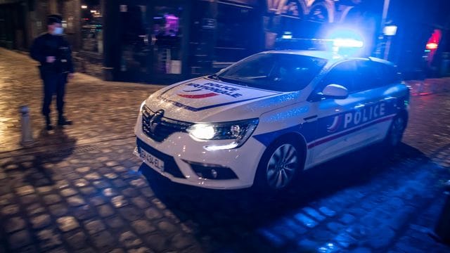 Polizisten patrouillieren in Paris.