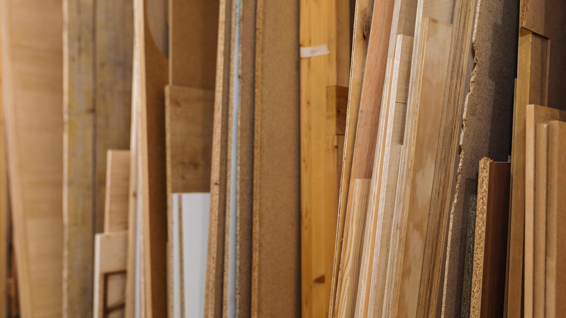 Holzbretter stehen nebeneinander (Symbolbild): In vielen Schreinereien und holzverarbeitenden Betrieben herrscht Holzmangel. Holzbretter stehen nebeneinander (Symbolbild): In vielen Schreinereien und holzverarbeitenden Betrieben herrscht Holzmangel.