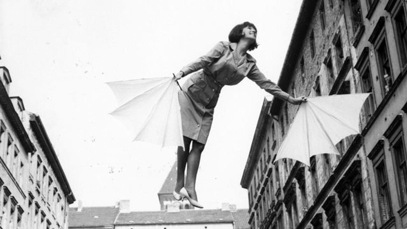 Melania Jakubiskova in einer Szene des Films "Fräulein Schmetterling" der DEFA, den das DDR-Regime vor erscheinen einstweilen verboten hat.