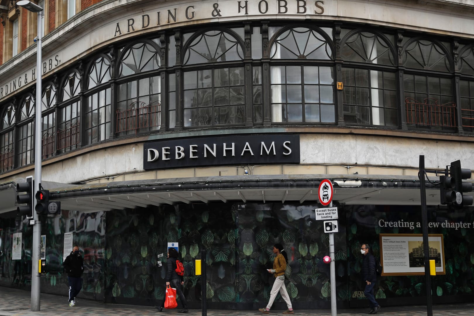 Blick auf eine der Debenhams-Filialen. Die insolvente britische Kaufhauskette Debenhams hat am Samstag nach 243 Jahren ihre letzten Filialen geschlossen. Blick auf eine der Debenhams-Filialen. Die insolvente britische Kaufhauskette Debenhams hat am Samstag nach 243 Jahren ihre letzten Filialen geschlossen.