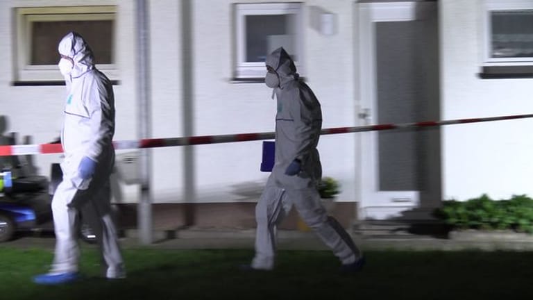 Beamte in Schutzanzügen am Tatort: Bei einem Messerangriff in einer Wohnung in Bad Essen in Niedersachsen sind zwei Menschen lebensgefährlich verletzt worden.