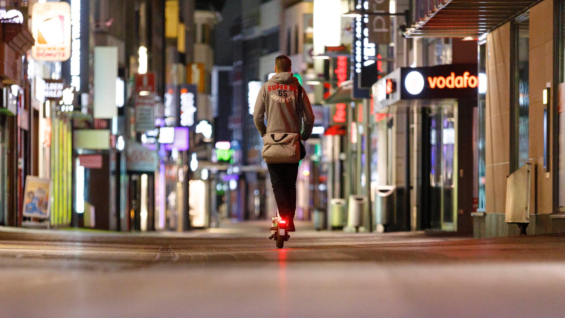 Hohe Straße in Köln in der Dunkelheit (Archivbild): Seit dem 17. April gelten nächtliche Ausgangsbeschränkungen.