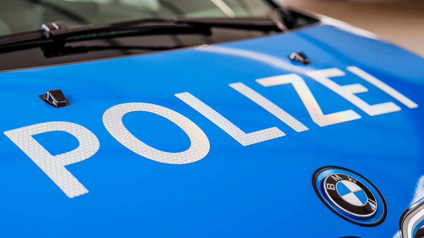Der Schriftzug "Polizei" auf einem Einsatzfahrzeug (Symbolbild): Die Polizei bittet um Hinweise zu den Täterinnen.