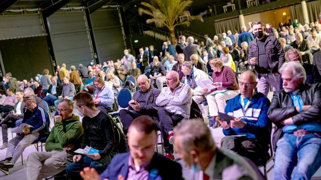 Mitglieder der AfD nehmen an einem Sonderparteitag der AfD Niedersachsen teil.