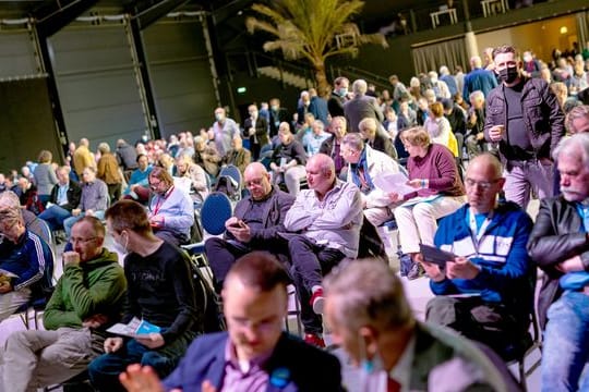 Mitglieder der AfD nehmen an einem Sonderparteitag der AfD Niedersachsen teil.