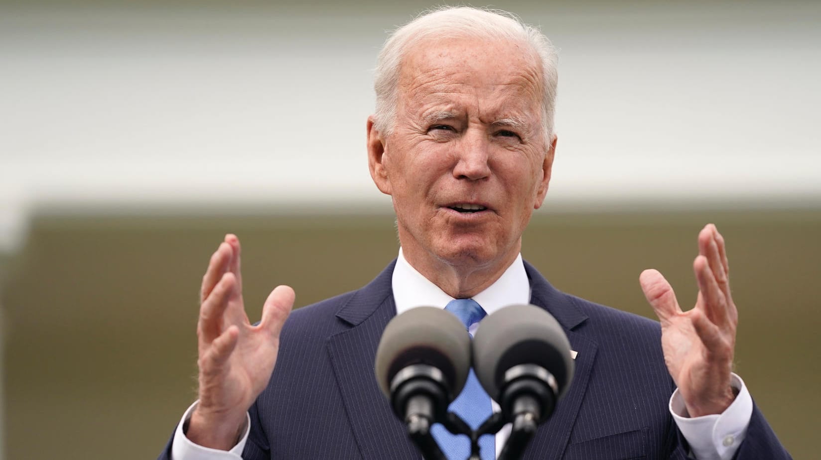 Joe Biden bei einer Pressekonferenz: Der US-Präsident gibt sich alle Mühe, für das Impfen zu werben