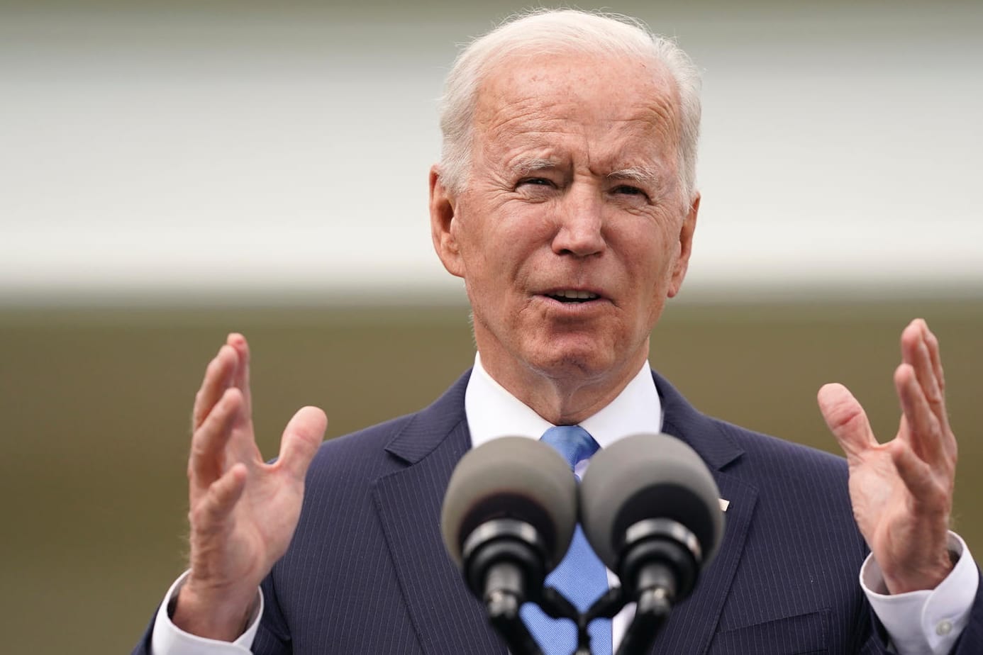 Joe Biden bei einer Pressekonferenz: Der US-Präsident gibt sich alle Mühe, für das Impfen zu werben