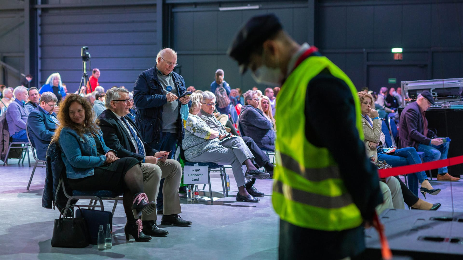 Sonderparteitag der AfD Niedersachsen in Braunschweig: 649 Parteimitglieder befanden sich im Saal, 14 warteten draußen. Sonderparteitag der AfD Niedersachsen in Braunschweig: 649 Parteimitglieder befanden sich im Saal, 14 warteten draußen.