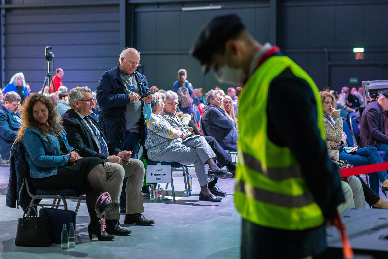 Sonderparteitag der AfD Niedersachsen in Braunschweig: 649 Parteimitglieder befanden sich im Saal, 14 warteten draußen.