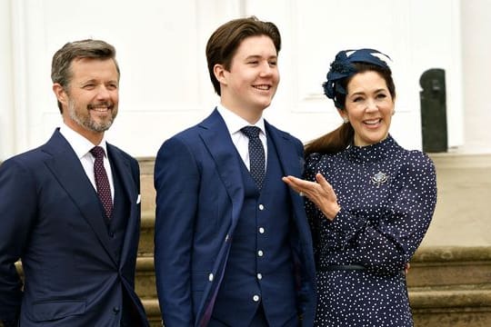 Prinz Christian (M) steht mit seinen Eltern Kronprinz Frederik von Dänemark und Kronprinzessin Mary nach seiner Konfirmation für ein gemeinsames Foto zusammen.