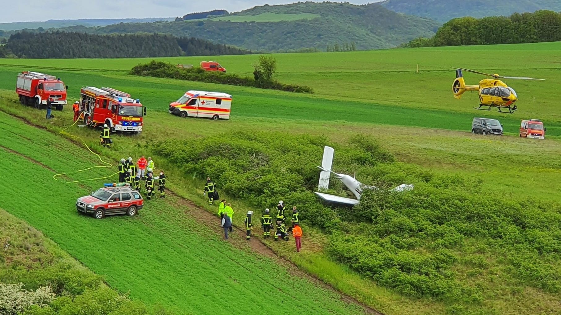 Die Unfallstelle nahe Bad Sobernheim im Landkreis Bad Kreuznach: Zwei Rettungshubschrauber waren im Einsatz, um die Verletzten zu versorgen. Die Unfallstelle nahe Bad Sobernheim im Landkreis Bad Kreuznach: Zwei Rettungshubschrauber waren im Einsatz, um die Verletzten zu versorgen.