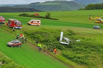 Die Unfallstelle nahe Bad Sobernheim im Landkreis Bad Kreuznach: Zwei Rettungshubschrauber waren im Einsatz, um die Verletzten zu versorgen.
