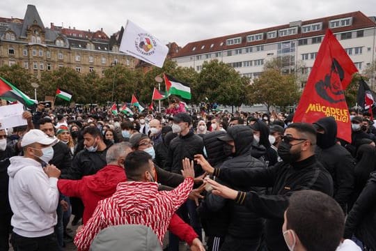 Teilnehmer einer pro-palästinensische Demonstration stehen auf dem Marienplatz in Stuttgart.