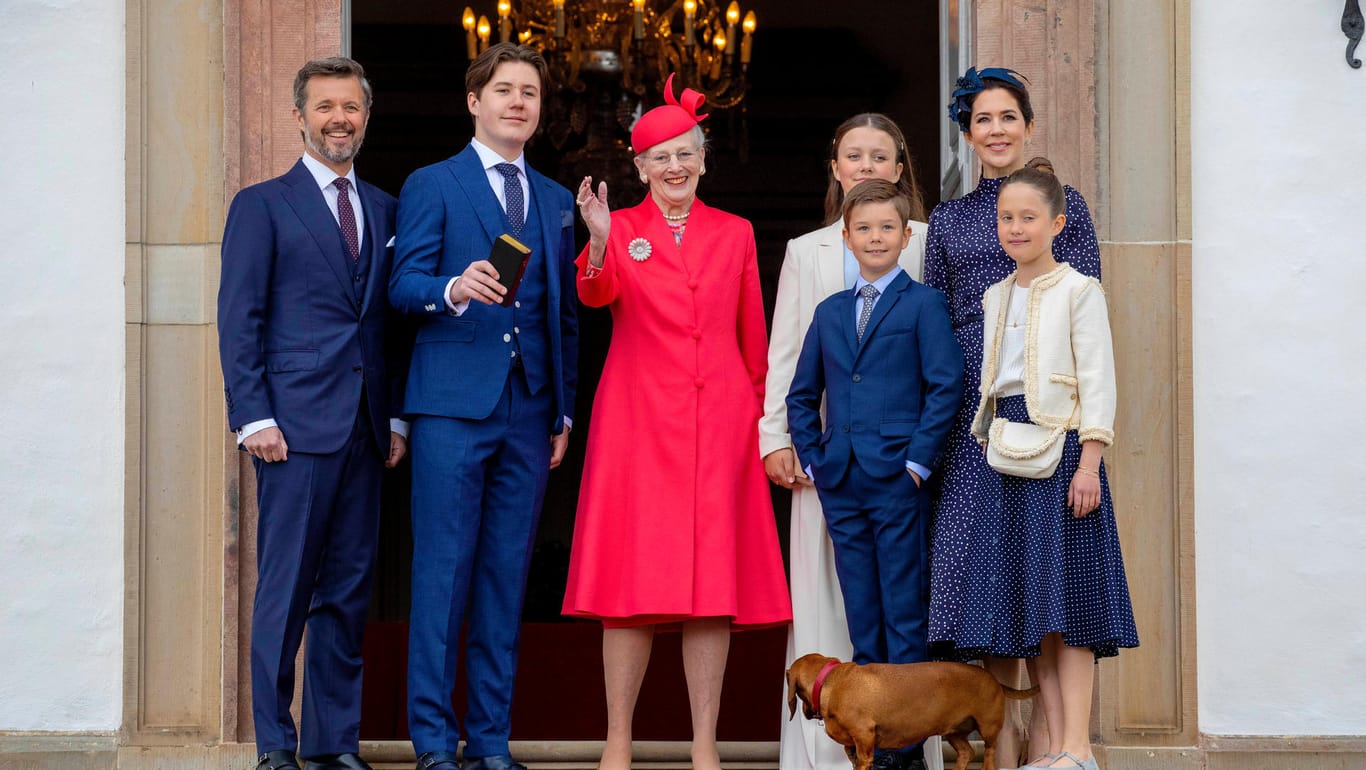 Prinz Christian von Dänemark (2.v.l.) posierte mit seinem Vater, Prinz Frederik (l.), seiner Großmutter, Königin Margrethe II., sowie seinen Geschwistern und seiner Mutter für ein Familienfoto.
