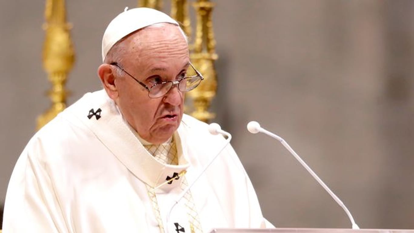 Papst Franziskus spricht während einer Zeremonie zur Weihe von neun neuen Priestern.
