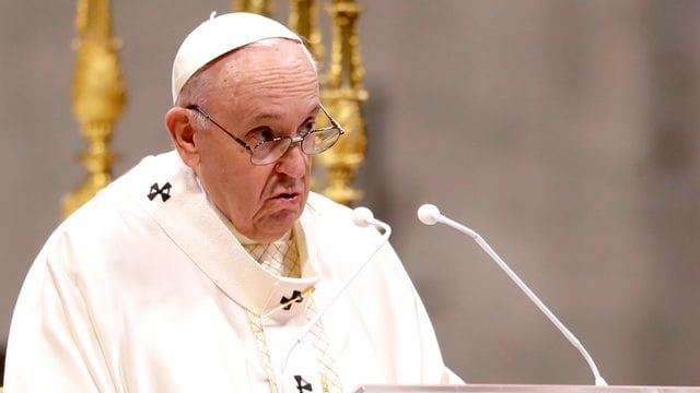 Papst Franziskus spricht während einer Zeremonie zur Weihe von neun neuen Priestern.