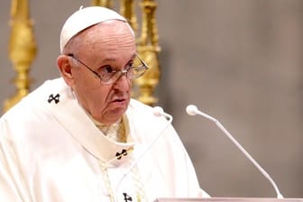 Papst Franziskus spricht während einer Zeremonie zur Weihe von neun neuen Priestern.