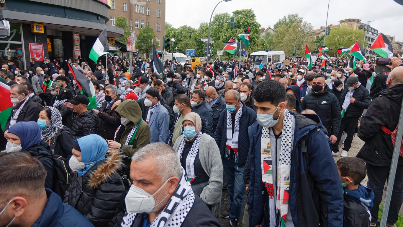 In Berlin haben sich Dmeonstrierende unter dem Motto "Freiheit für Palästina" versammelt: Aus Sorge vor Eskalationen wurde eine Demonstration in Frankfurt verboten.