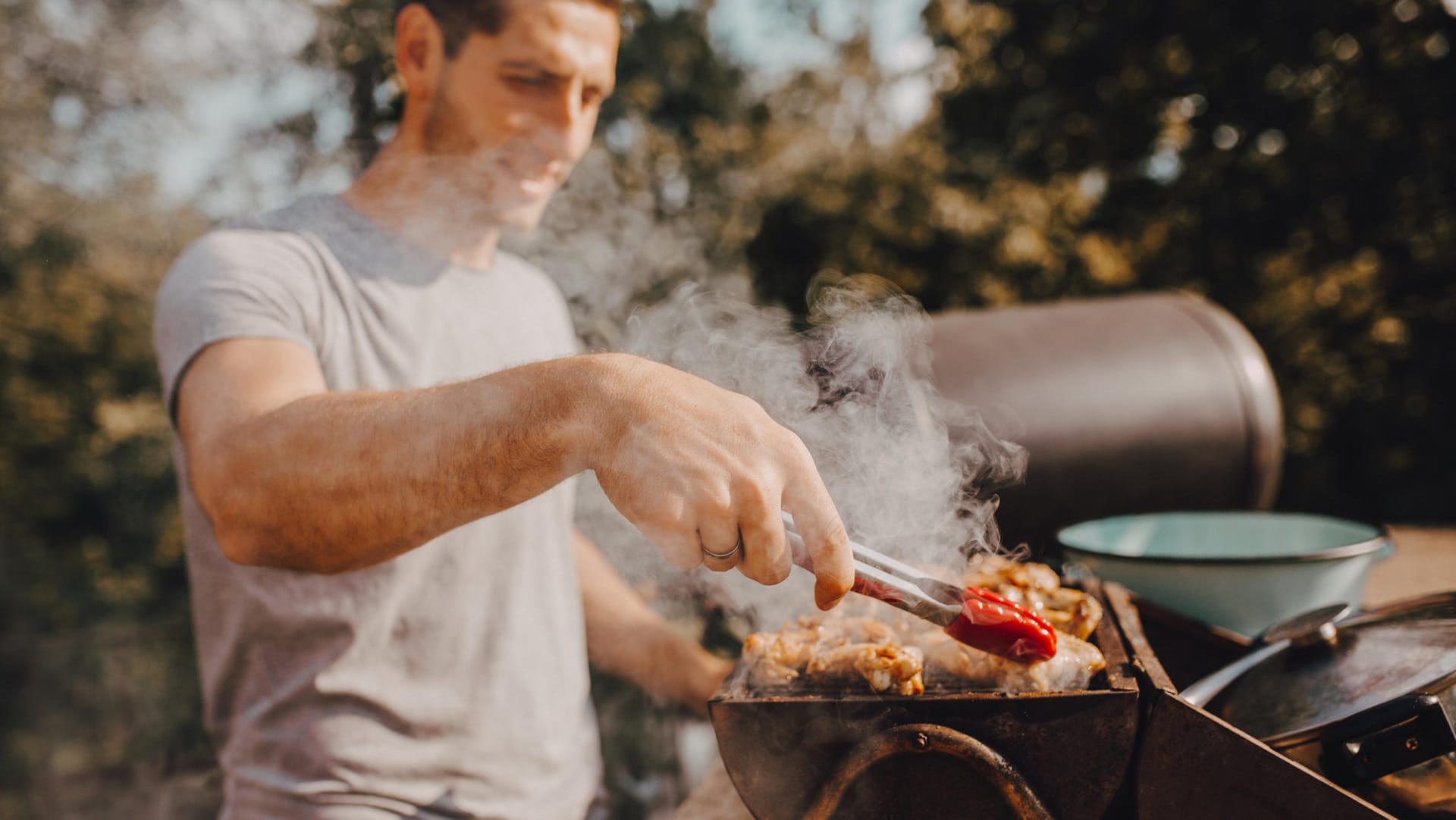 Grillen: Neben der Professionalisierung des heimischen Grillens wird die Zubereitung an sich auch weiter ausgebaut.