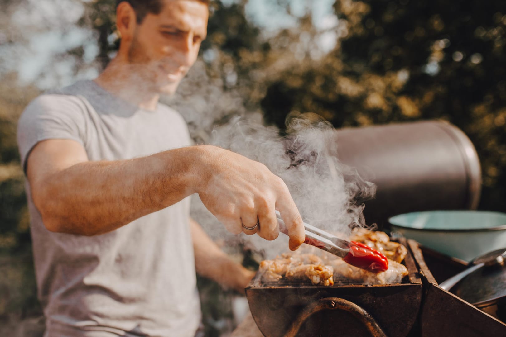 Grillen: Neben der Professionalisierung des heimischen Grillens wird die Zubereitung an sich auch weiter ausgebaut.