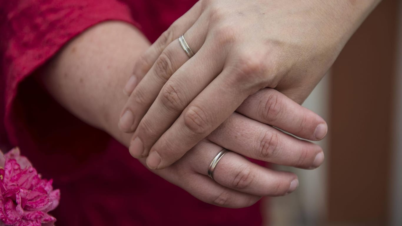 Die Hände eines lesbischen Ehepaares: In Deutschland werden bereits vereinzelt auch homosexueller Paare gesegnet, der Vatikan ist bisher dagegen (Archivfoto).
