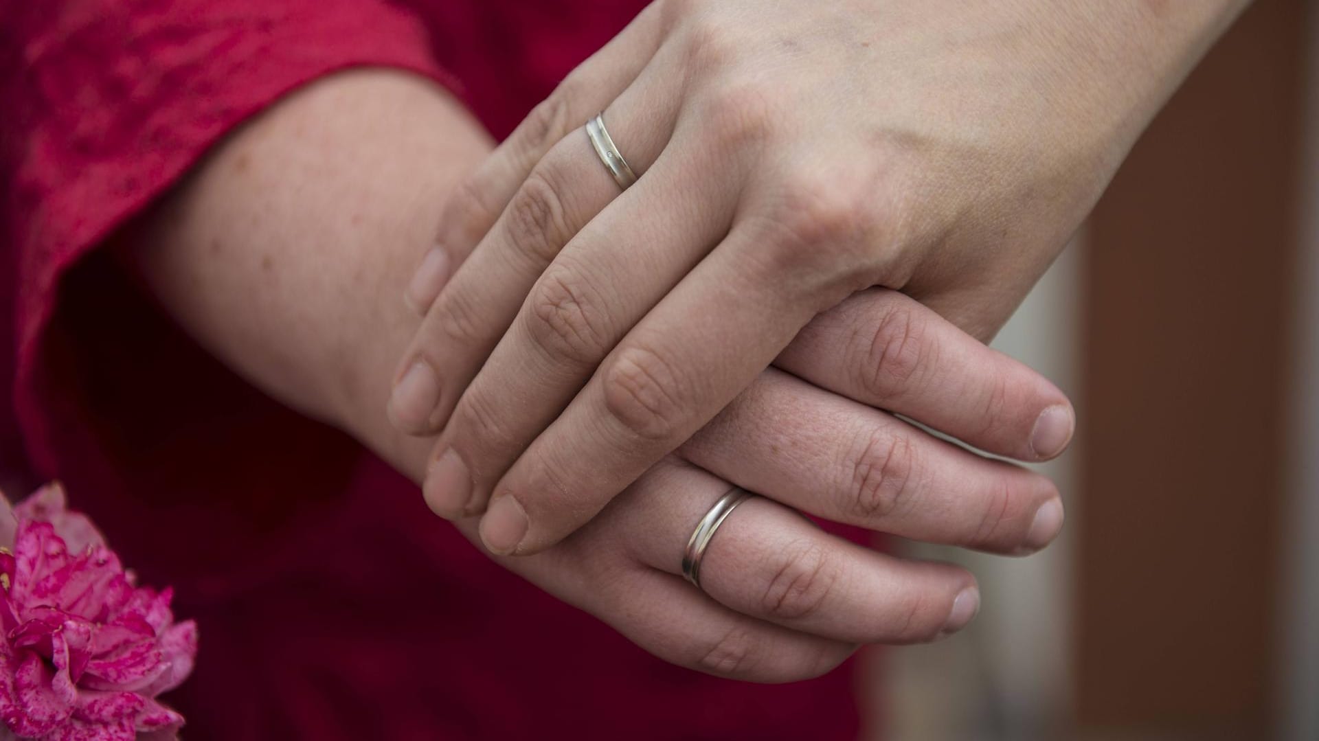 Die Hände eines lesbischen Ehepaares: In Deutschland werden bereits vereinzelt auch homosexueller Paare gesegnet, der Vatikan ist bisher dagegen (Archivfoto). Die Hände eines lesbischen Ehepaares: In Deutschland werden bereits vereinzelt auch homosexueller Paare gesegnet, der Vatikan ist bisher dagegen (Archivfoto).