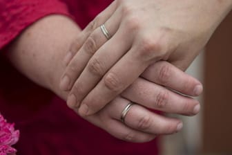 Die Hände eines lesbischen Ehepaares: In Deutschland werden bereits vereinzelt auch homosexueller Paare gesegnet, der Vatikan ist bisher dagegen (Archivfoto).