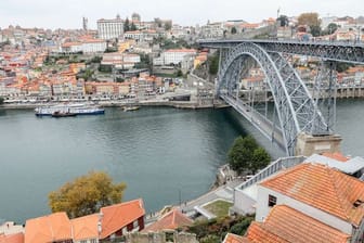 Blick auf die Innenstadt von Porto in Portugal, den Fluss Douro und die Brücke Dom Luis I.