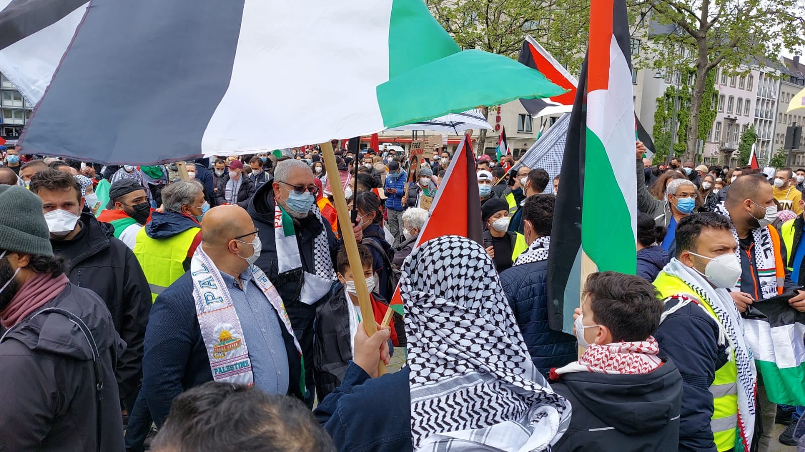 Demonstrierende stehen auf dem Heumarkt: Die Veranstaltung verlief friedlich.