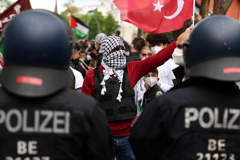 Polizisten am Rande einer Pro-palästinensischen Demo: Eine Veranstaltung ist wegen Hygieneverstößen aufgelöst worden.