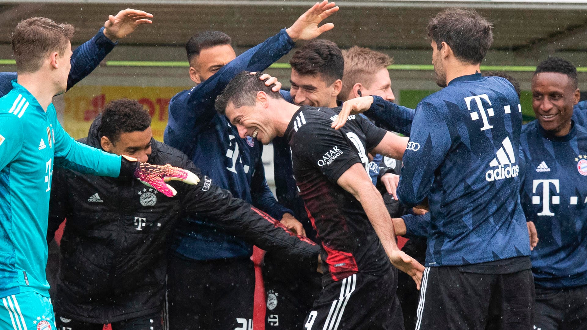 Robert Lewandowski (M.): Der Bayern-Stürmer ließ sich nach seinem 40. Saisontreffer von den Teamkollegen feiern. Robert Lewandowski (M.): Der Bayern-Stürmer ließ sich nach seinem 40. Saisontreffer von den Teamkollegen feiern.