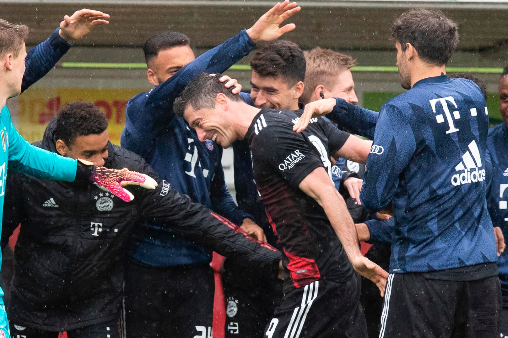 Robert Lewandowski (M.): Der Bayern-Stürmer ließ sich nach seinem 40. Saisontreffer von den Teamkollegen feiern.